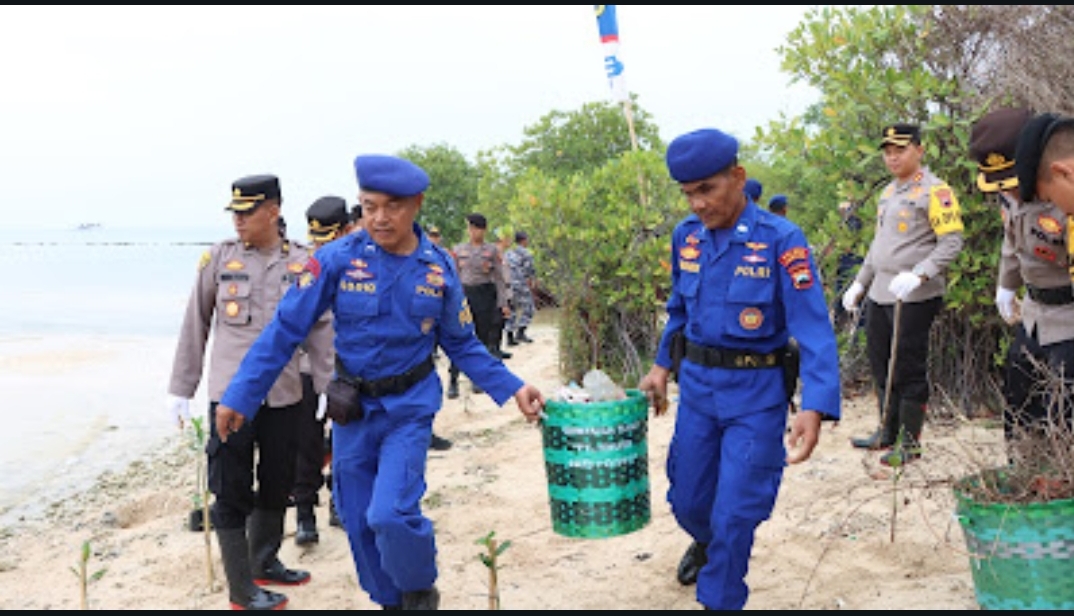 Sambut HUT ke 73 Polairud, Polres Jepara Tanam Mangrove dan Bersihkan Pantai