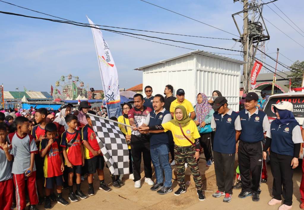 Lepas Jalan Sehat HUT PGRI, Sekda Edy: Pilih Kontestan Terbaik