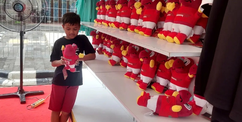 Merchandise Piala Dunia U-17 2023 di Solo Diburu Fans Lokal Hingga Luar Negeri