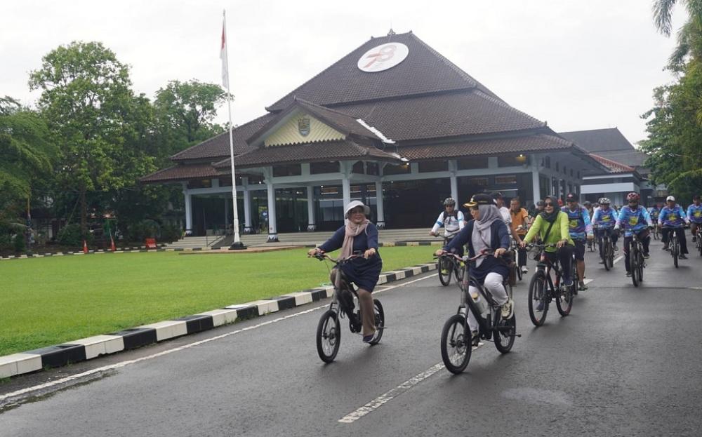 Meriahkan HUT Korpri, Pj Bupati Batang dan Kepala OPD Bersepeda Santai Bersama