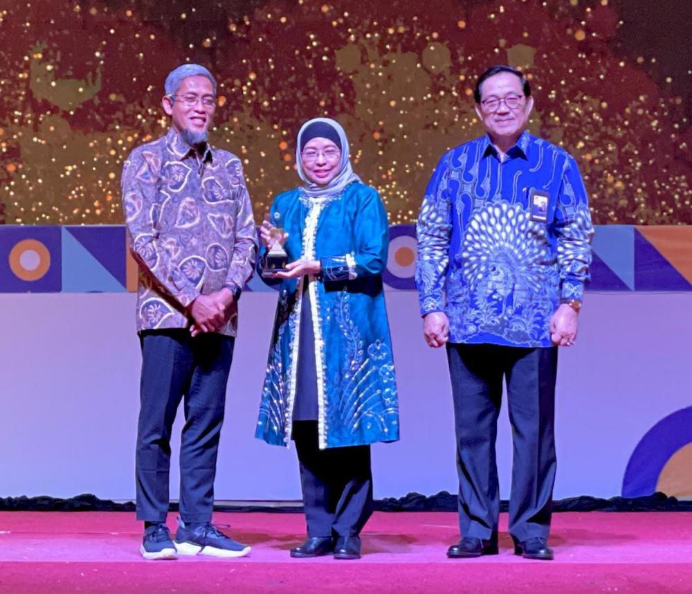 Berhasil Terapkan Sistem Merit, Pj Bupati Batang Raih Penghargaan Gubernur Jateng Award 2023