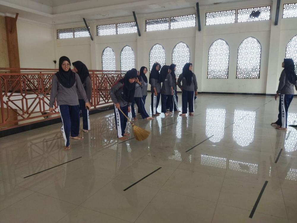 Ciptakan Kenyamanan Beribadah, MAN Batang Gelar Baksos Bersihkan Masjid