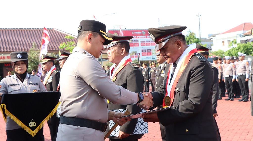 Lepas Anggota Pensiun, Polres Jepara Gelar Pawai Purna Bakti