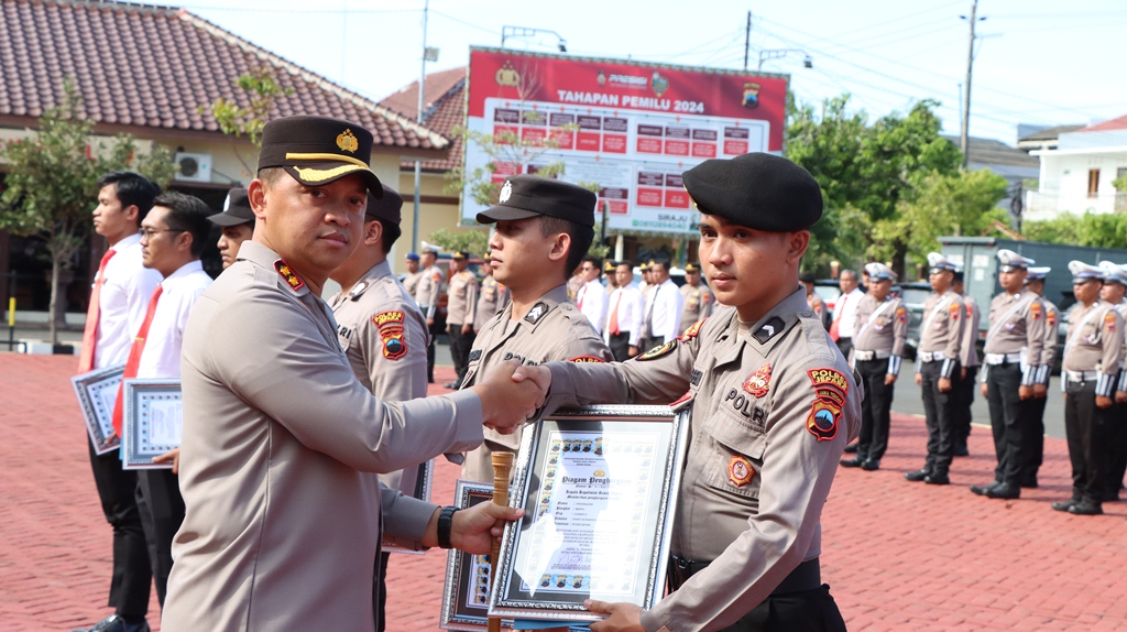 Kapolres Jepara Berikan Penghargaan Anggota Berprestasi, Berikut Daftarnya