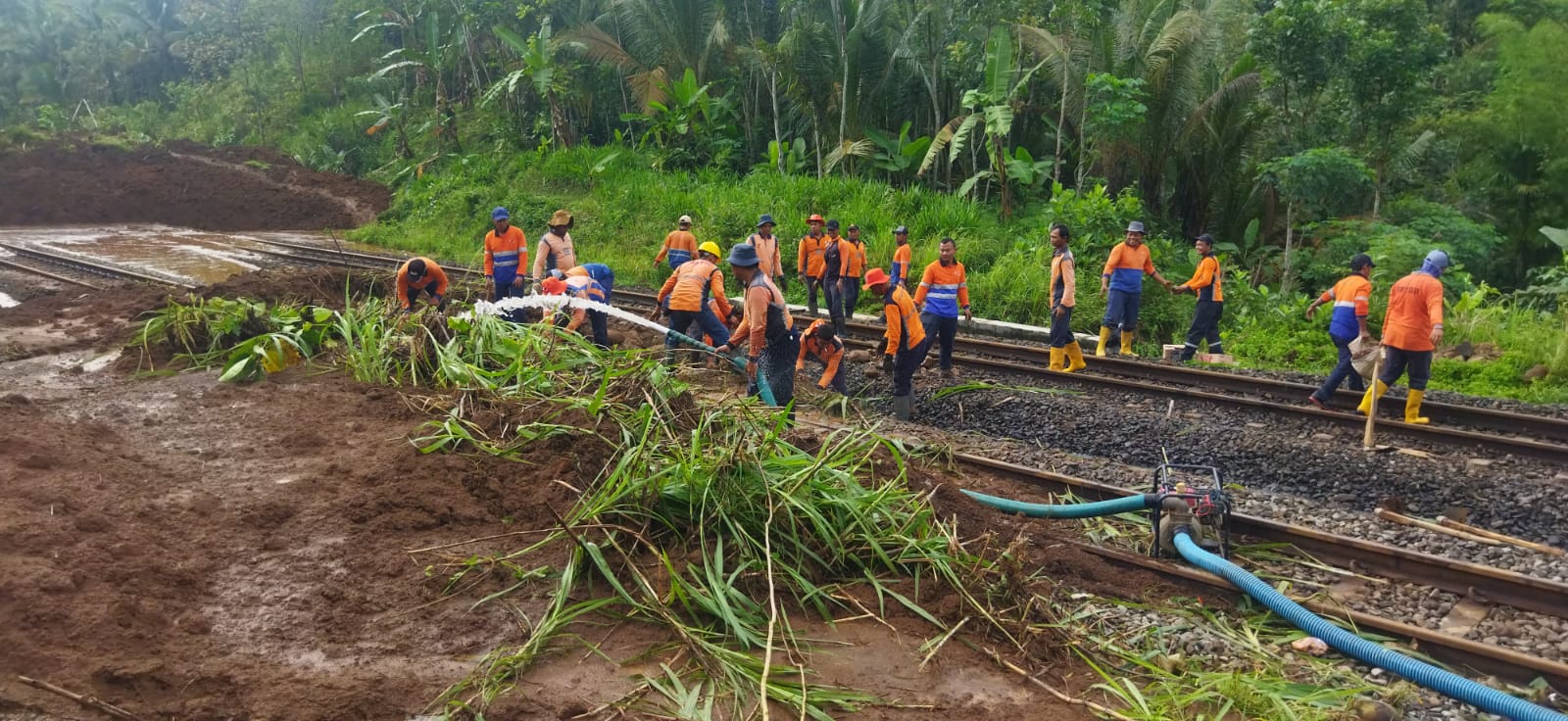 Tmi Gabungan Berjibaku Bersihkan Longsor pada Jalur Kereta di Banyumas