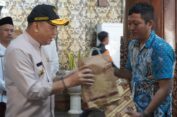Pj. Bupati Jepara Serahkan Bantuan Kepada Penjaga Sekolah