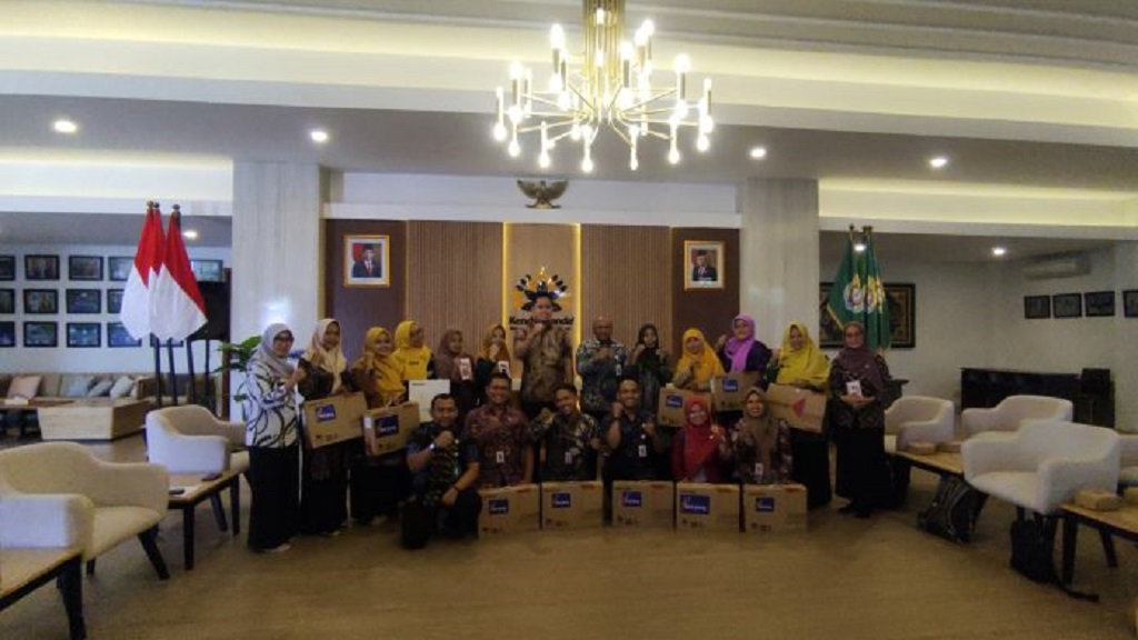 Belasan Guru di Kendal Terima Hadiah dari Bupati