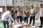Datangi Gudang Logistik KPU, Kapolres Jepara Pastikan Pelipatan Surat Suara Aman