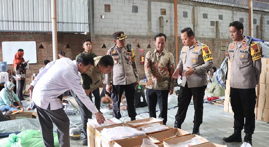 Datangi Gudang Logistik KPU, Kapolres Jepara Pastikan Pelipatan Surat Suara Aman