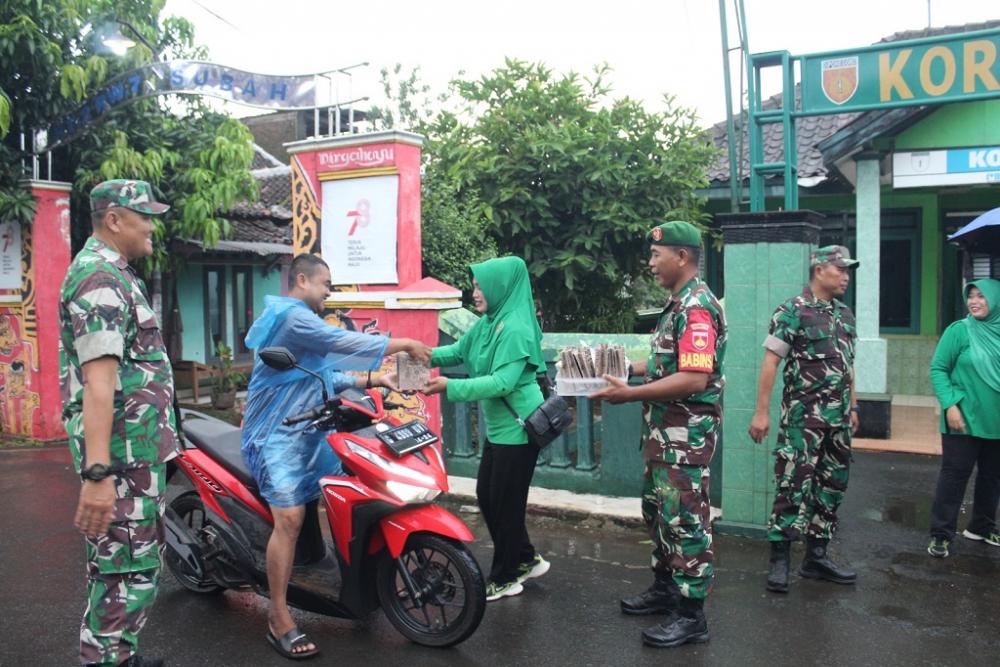 Tebar Berkah, Koramil 01/Subah Bagikan Ratusan Paket Takjil