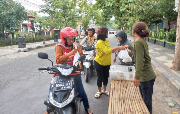 PWI dan LazisMU Tebar Keberkahan Ramadan dengan Berbagi Takjil