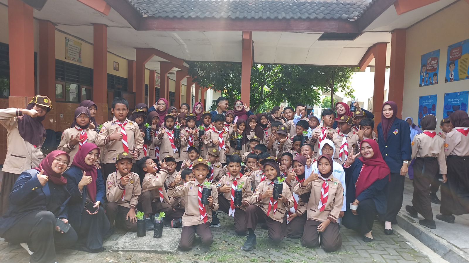 Mahasiswa UPGRIS Semarang Ajak Siswa Manfaatkan Limbah Botol Plastik untuk Media Tanam Hidroponik