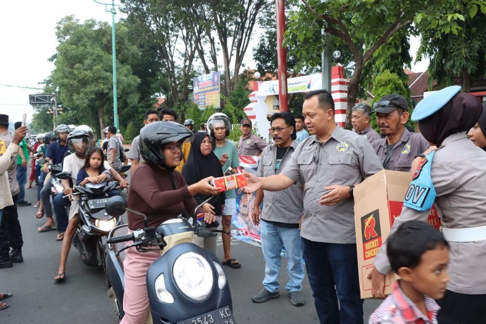 Gandeng Komunitas Mobil Tua, Polisi di Jepara Berbagi Takjil untuk Pengguna Jalan
