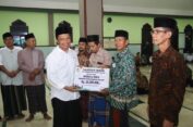 Penjabat Bupati Cilacap Serahkan Bantuan Dana Hibah untuk Masjid dan Musala di Kesugihan