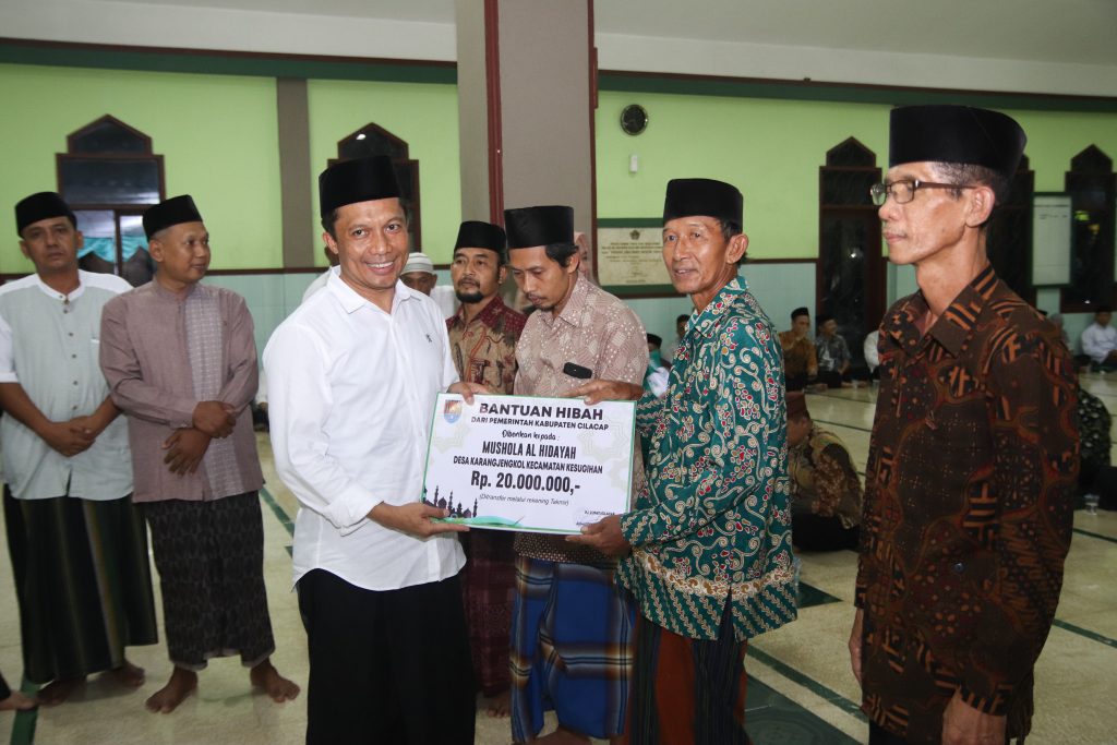 Penjabat Bupati Cilacap Serahkan Bantuan Dana Hibah untuk Masjid dan Musala di Kesugihan