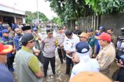 Kapolda Jateng dan Pangdam Berikan Bantuan pada Warga Terdampak Banjir di Jepara