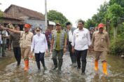 Tinjau Banjir di Jepara, Kepala BNPB Serahkan Bantuan Tunai dan Logistik