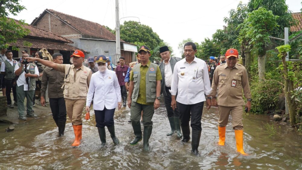 Tinjau Banjir di Jepara, Kepala BNPB Serahkan Bantuan Tunai dan Logistik