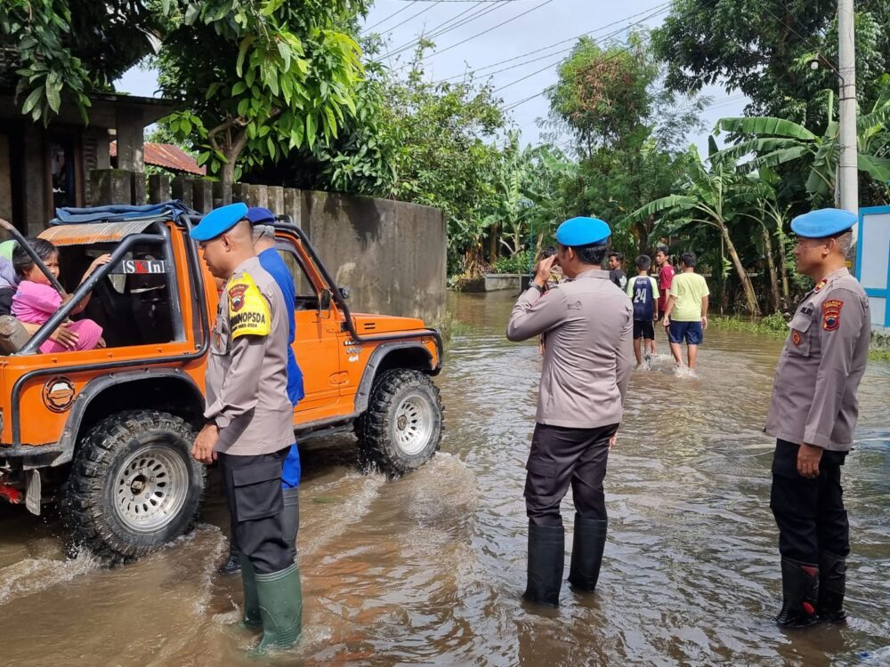 Bidpropam Polda Jateng Ikut Turun ke Lokasi Banjir di Jepara