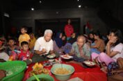 Bahagianya Pengungsi Banjir Demak Bukber Bareng Ganjar
