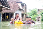 Polres Jepara Bantu Evakuasi Korban Banjir Hingga Berikan Layanan Kesehatan