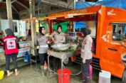 Polwan Cantik Polres Jepara Bantu Memasak untuk Pengungsi Banjir Desa Dorang