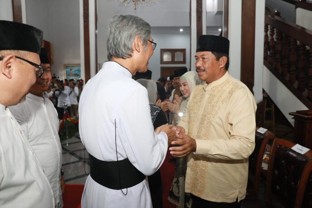 Nana Sudjana Gelar “Open House” Idulfitri, Romo Robertus : Ini Kesempatan Istimewa