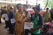 Dispertan Cilacap Serahkan Bantuan Pompa Air dan Traktor Kepada Kelompok Tani