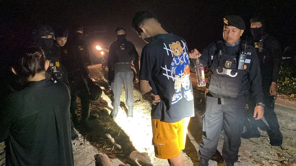 Bermesraan Sambil Konsumsi Miras, Dua Sejoli Diciduk Tim Patroli Siraju