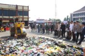 Jelang Lebaran, Polisi Musnahkan Ribuan Botol Miras dan Knalpot Brong