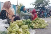 Jelang Lebaran, Pedagang Kulit Ketupat di Tegal Padati Pasar Tradisional
