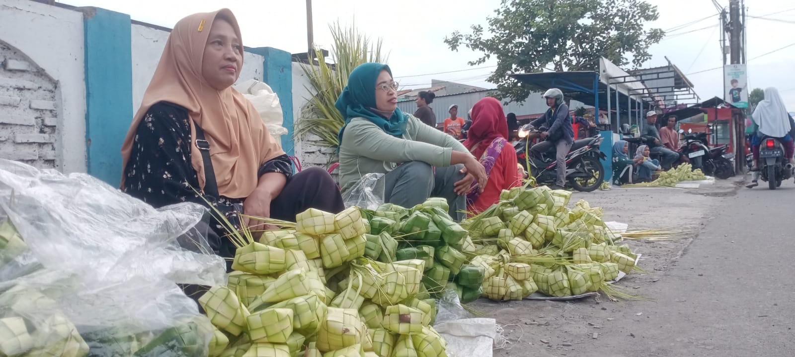 Jelang Lebaran, Pedagang Kulit Ketupat di Tegal Padati Pasar Tradisional