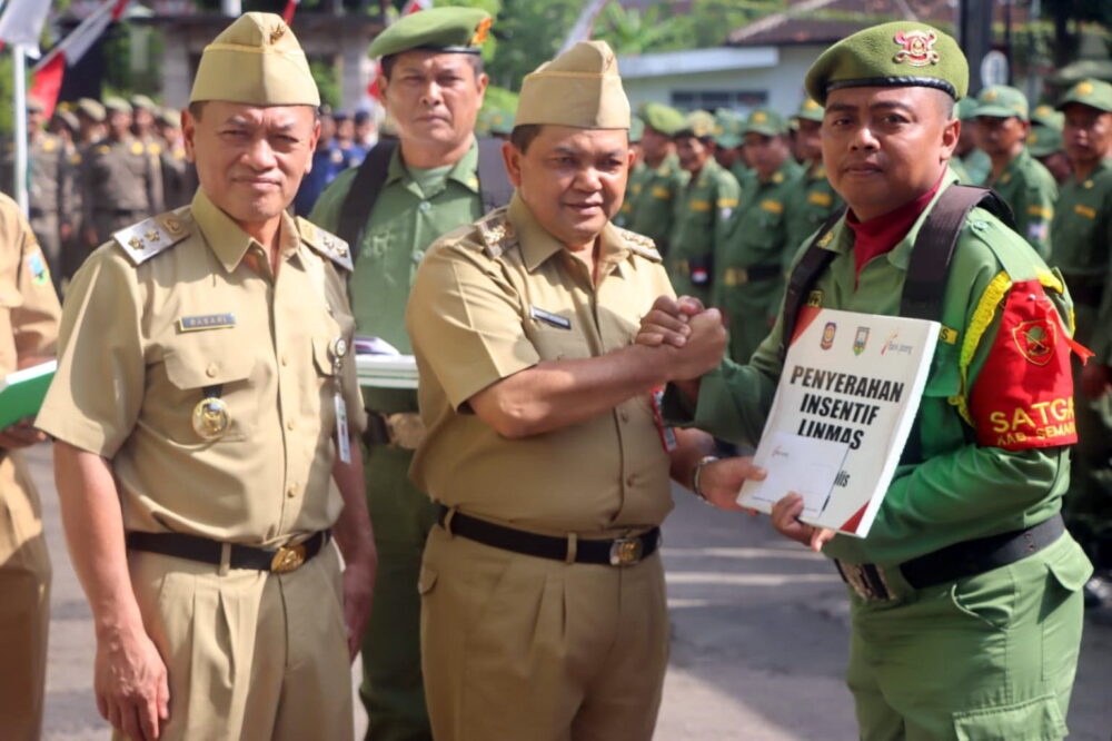 Pemkab Semarang Serahkan Insentif untuk Ribuan Anggota Satlinmas