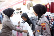 Cerianya Anak Yatim Piatu saat Diajak Polisi Jepara Belanja Baju Lebaran