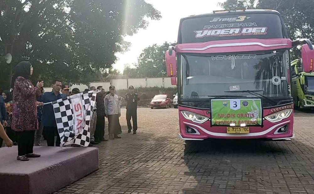 Pj Bupati Batang Berangkatkan 3 Armada Bus Mudik Gratis