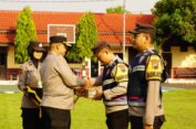 Dukung Tugas Bhabinkamtibmas, Kapolres Batang Serahkan Alkom Baru