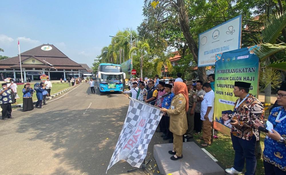 Pj Bupati Batang Lepas Keberangkatkan 712 Calon Jemaah Haji ke Tanah Suci