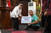Pj Bupati Beri Tali Asih kepada Atlet Disabilitas Senilai Rp49,5 Juta