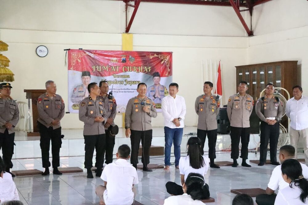 Kapolres Jepara Dengarkan Keluh Kesah Warga Saat Jumat Curhat di Vihara Blingoh
