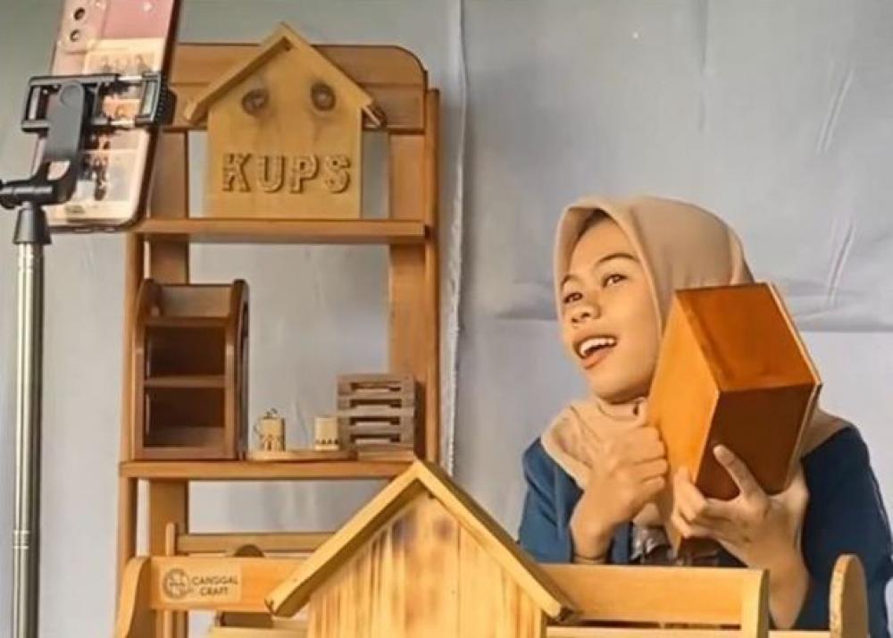 PSDKU Undip Bekali Kewirausahaan melalui Praktik Live E-Commerce di Catra Kopi Batang