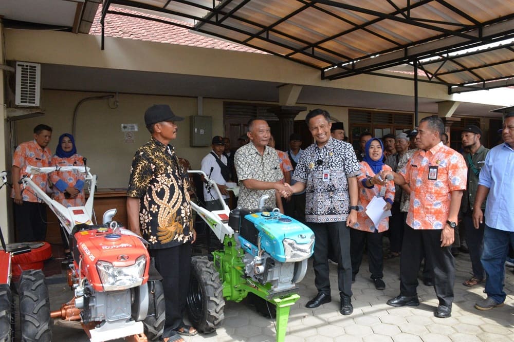 Perluasan Areal Tanam 2024, Pemkab Cilacap Serahkan Bantuan Alsintan