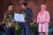 Pj Gubernur Jateng Raih Penghargaan Dharma Karya Kencana dari BKKBN