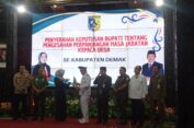 Bupati Demak Serahkan SK Perpanjangan Masa Jabatan Kades