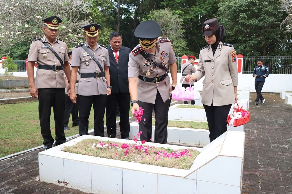 Polres Jepara Gelar Upacara Ziarah dan Tabur Bunga di TMP Giri Dharma