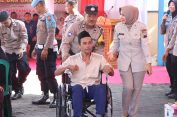 Bahagianya Zamroni dan Deswita Dapat Bantuan Kursi Roda dari Polres Jepara