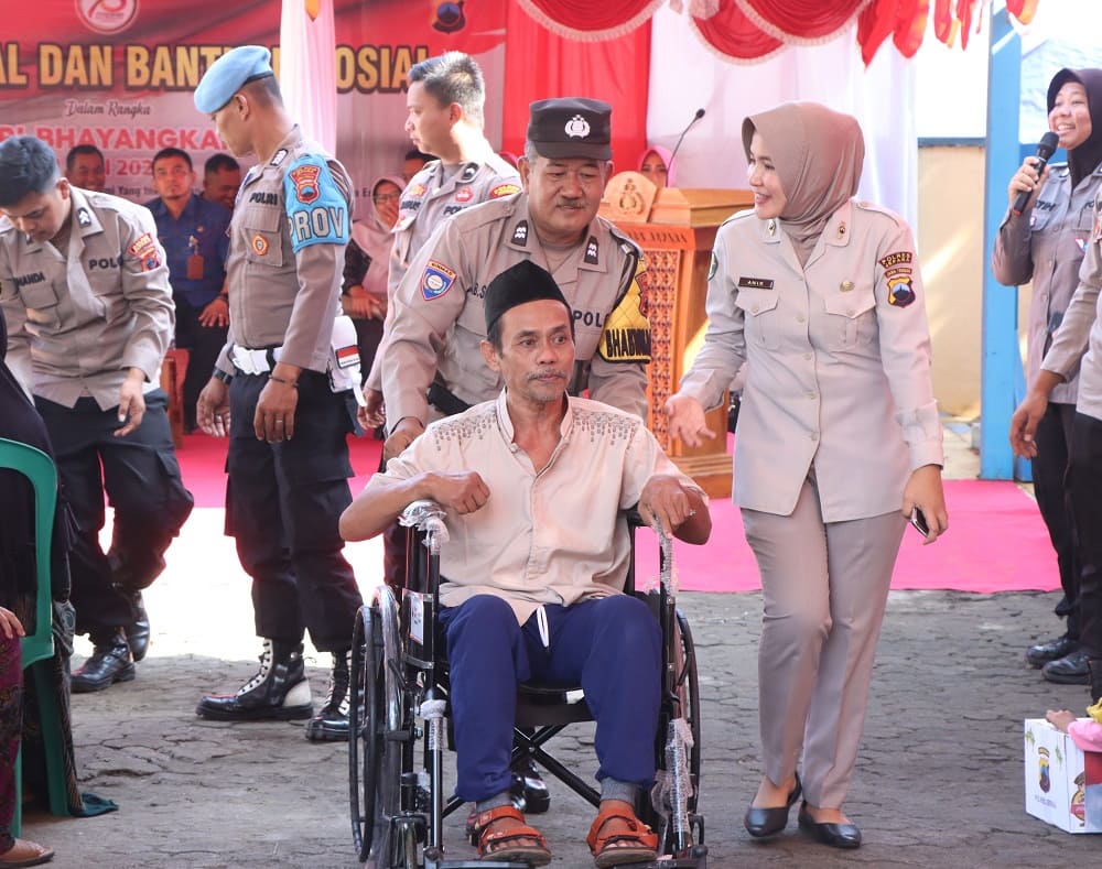Bahagianya Zamroni dan Deswita Dapat Bantuan Kursi Roda dari Polres Jepara