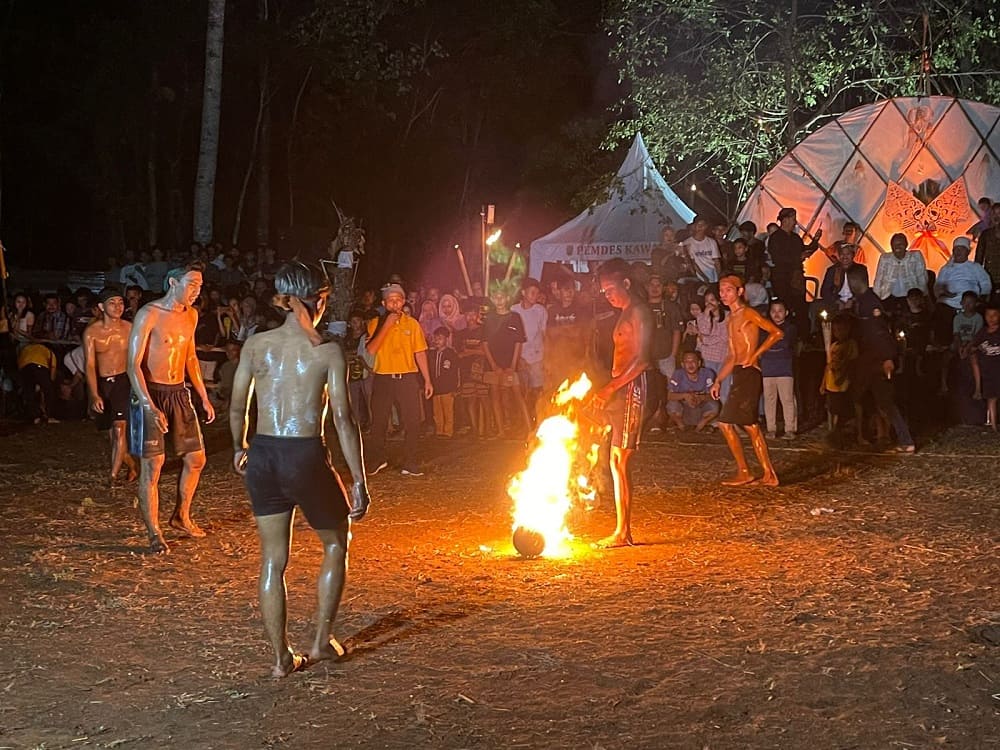 Sepak Bola Api Ramaikan Gebyar Sedekah Bumi Desa Kawak