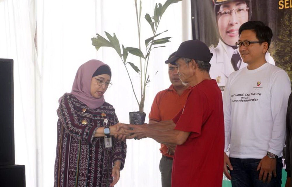 Peduli Kelestarian Lingkungan, Pj Bupati Batang Edukasi Pilah Sampah dan Tanam Pohon