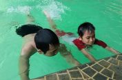 Masa Liburan Sekolah, Kolam THR Kramat Jadi Ajang Berlatih Berenang