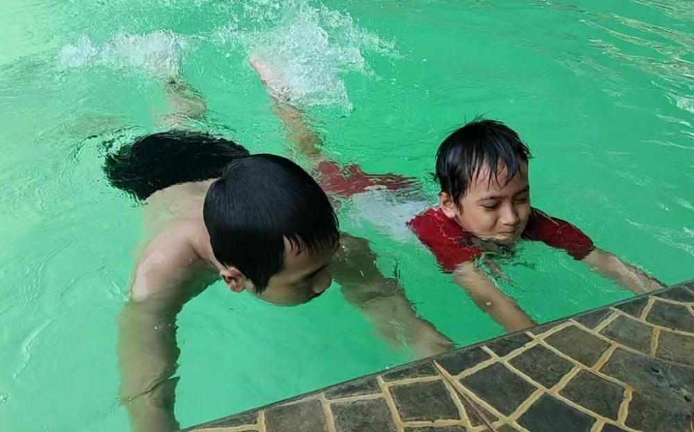 Masa Liburan Sekolah, Kolam THR Kramat Jadi Ajang Berlatih Berenang